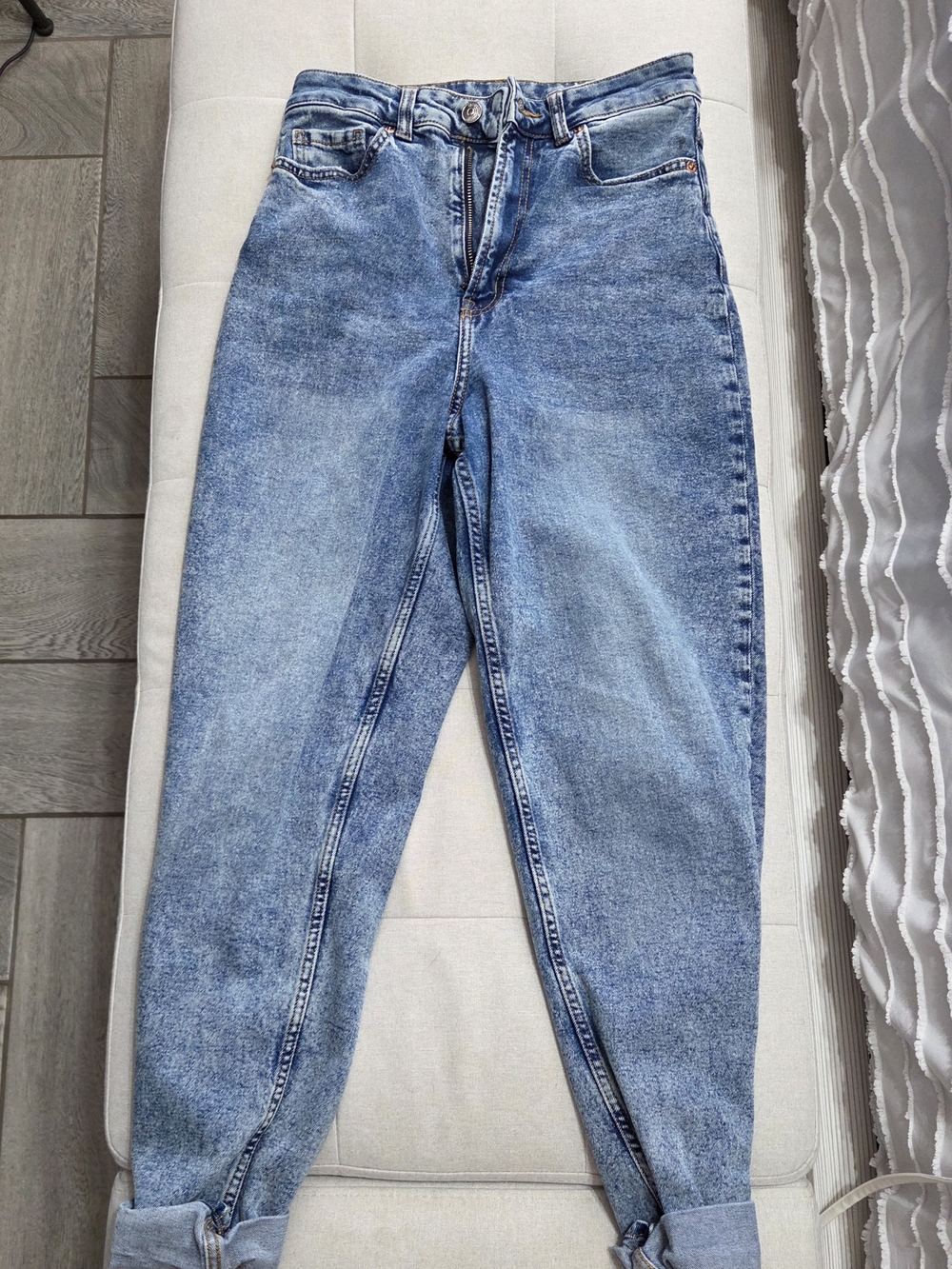 H&M Divided Highwaisted Jeans in Light Blue Wash